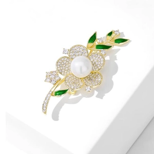 Broche fleur dorée de luxe avec perle blanche et pétales en zircon sur fond blanc