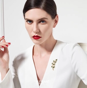 Broche élégante en feuille dorée avec perles blanches et émail vert sur vêtement