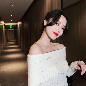 Detailansicht der Sweet-Brosche auf einem eleganten beigefarbenen Strickpullover
