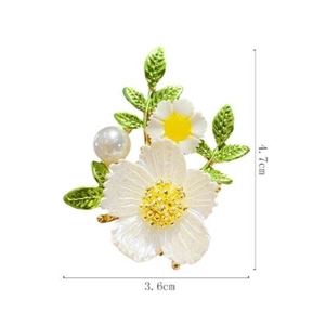 Gänseblümchen-Brosche mit weißen Blüten, gelber Mitte, grünen Blättern und Perle, 4,7 x 3,6 cm