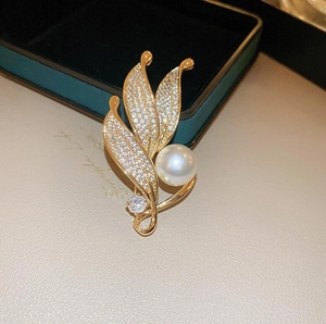 Eleganter Blatt-Anstecknadel mit Zirkonen und Perle in Gold-Optik für Damenanzüge