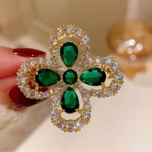 Broche Vintage Alliage Zircon Vert Émeraude Trèfle à Quatre Feuilles Élégante Épingle de Costume Plaquée Or Bijou Femme