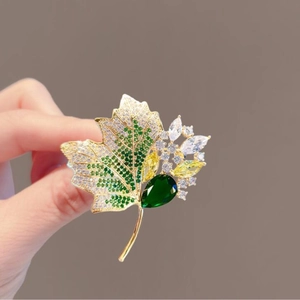 Vintage gold-plated maple leaf brooch set with colorful crystals and rhinestones