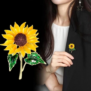 Broche tournesol exquise avec pétales en émail jaune et perles sur tige dorée