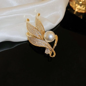 Eleganter Blatt-Anstecknadel in Gold mit Zirkonia-Besatz und runder weißer Perle