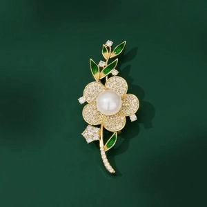 Broche florale élégante en alliage doré avec perle centrale et pétales de zircon brillant