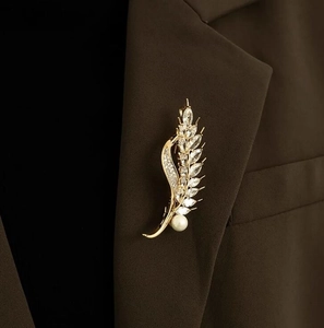 Elegant gold wheat ear brooch with sparkling zircon marquise stones and a white pearl