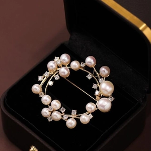 Elegant Flower Wreath Artificial Pearl Brooch Alloy Zirconia Rhinestone Pin For Wedding Banquet Suit Coat Women Jewelry Accessary