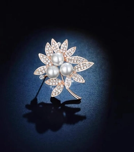 Elegant rose gold flower brooch with white pearls and sparkling rhinestones for women