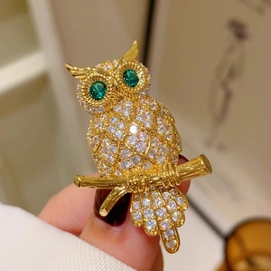 Exquisite Eulen-Brosche aus Gold mit weißen Kristallen und smaragdgrünen Augen