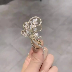 Broche papillon dorée de luxe ornée de diamants et d'une perle centrale pour femmes
