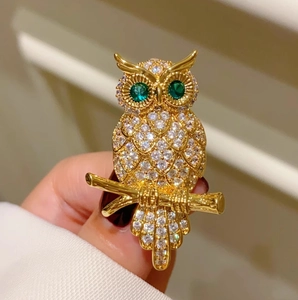 Detailreiche Eulen-Brosche mit funkelnden Kristallen und grünen Edelstein-Augen in Gold