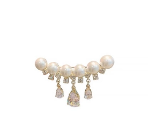 Détails de l'élégante broche en perles avec franges scintillantes et métal doré