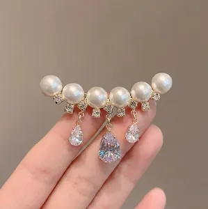 Broche en perles dorées avec pampilles en zircon poire pour pulls et tailleurs chics