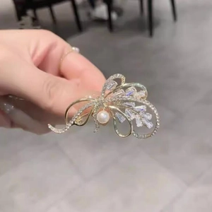 Élégante broche bouquet en perles dorées avec cristaux brillants pour robes et pulls