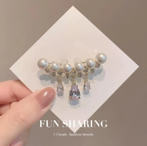 Élégante broche à pompons de perles et cristaux violets avec accents de diamants pour femme