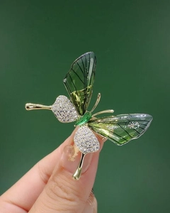 Detail der Schmetterlingsbrosche mit smaragdgrünen Flügeln und vergoldeten Akzenten