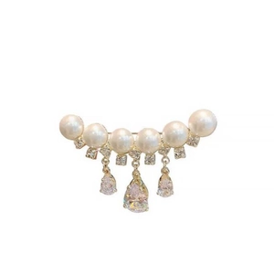 Broche élégante en perles dorées avec pompons en cristal et pendentifs en goutte