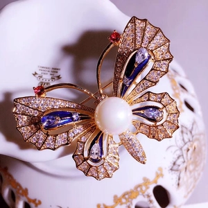 Broche papillon de luxe avec perle et cristaux colorés sur un fond élégant raffiné