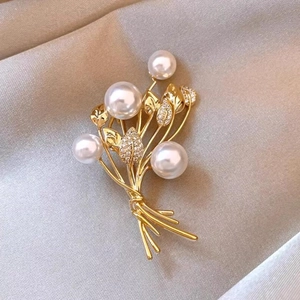 Elegante spilla di perle a forma di spiga con diamanti scintillanti e finitura dorata
