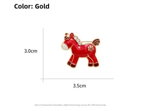 Detailansicht der roten Pony-Brosche mit weißen Strasssteinen und goldenen Schneeflocken