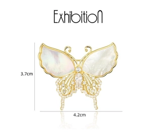 Detalle del broche de mariposa vintage francés con alas de nácar y circonitas brillantes