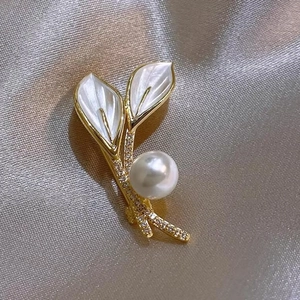 Broche élégante en forme de feuille dorée avec perle blanche et cristaux sur soie