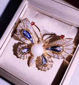 Détail de la broche papillon avec perles blanches, émail bleu et oxydes de zirconium
