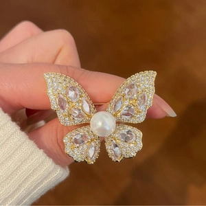 Elegant Butterfly Brooch Women Luxury Alloy Rhinestone Faux Artificial Pearl Corset Pin For Wedding Banquet Fashion Jewelry Gift