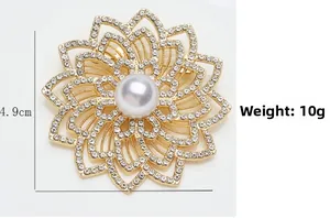 Détail macro d'une broche fleur dorée de 4,9 cm avec perle et pétales en strass creux