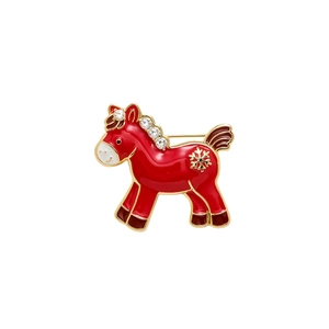 Detailansicht der roten Emaille Pony Brosche mit Strasssteinen und goldener Schneeflocke