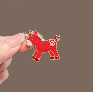 Rote Emaille Pony Brosche mit Goldakzenten und Strasssteinen als Geschenk zum Jahr des Pferdes