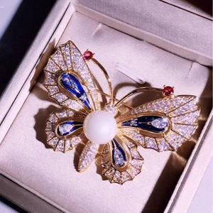 Luxuriöse Schmetterlingsbrosche mit großer weißer Perle und blauem Emaille-Dekor