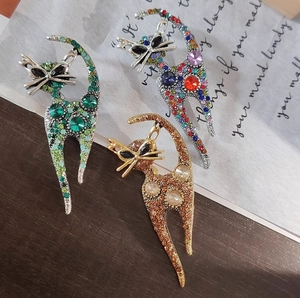 Three-piece set of elegant rhinestone cat brooches in green, multi, and amber colors