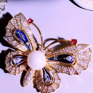 Luxuriöse goldene Schmetterlingsbrosche mit weißer Perle und blauer Emaille