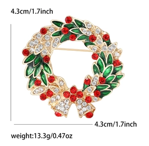 Détails d'une broche couronne de Noël avec feuilles d'huile vertes et cristaux colorés