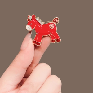 Modische rote Emaille-Pony-Brosche mit funkelnden Strasssteinen und goldener Schneeflocke