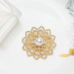 Élégante broche fleur avec grande perle et strass blancs en alliage doré ajouré