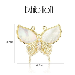 Elegante broche de mariposa vintage francés en oro con nácar blanco y cristales