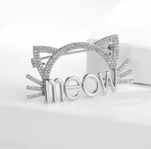 Vue macro du poinçon S925 sur le dos de la broche chat meow avec cristaux et strass brillants