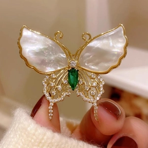Elegante broche de mariposa vintage francés con nácar y piedra preciosa verde en oro