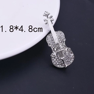 Detailansicht einer Geigenbrosche mit weißen Strasssteinen, Maße 1,8 cm mal 4,8 cm