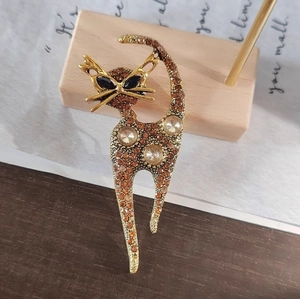 Elegant vintage cat brooch with amber rhinestones on gold alloy for blazer accessories