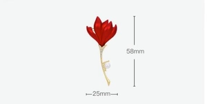 Vue détaillée de la broche fleur rouge avec tige dorée et perle blanche, 58mm sur 25mm