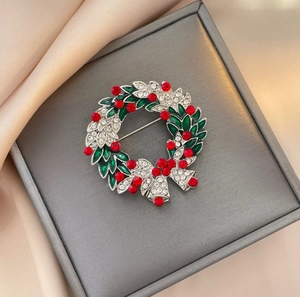 Broche couronne de Noël avec émail vert, strass rouges et petites cloches dorées