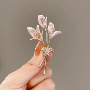 Élégante Broche Fleur de Lys et Nœud Papillon pour Femme Alliage Émail Rose Strass Corsage Bijoux pour Mariage Banquet Fête Accessoires