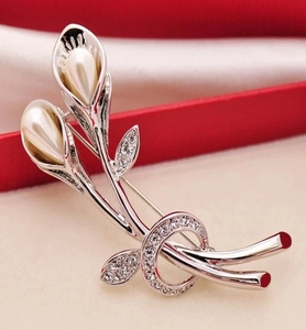 Detailed close-up of Calla Lily brooch with silver metal, water drop pearls and zircon