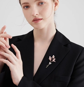 Broche fleur de lys élégante avec cristaux sur revers noir pour un look sophistiqué