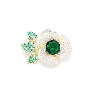 Broche camélia élégante avec une grande pierre verte et des pétales en cristal blanc