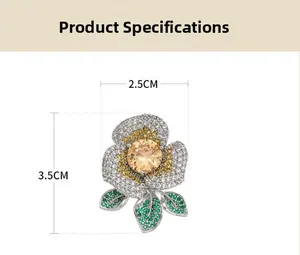 Vue détaillée de l'élégante broche camélia avec cristaux et dimensions du produit